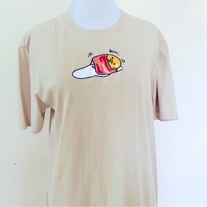 GUDETAMA Sanrio T-Shirt The Lazy Egg Bacon Wrapped Tee Men's Medium Beige Tan